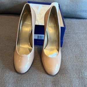New Stuart Weizmann Madison Beige Patent Leather pumps, size 7.